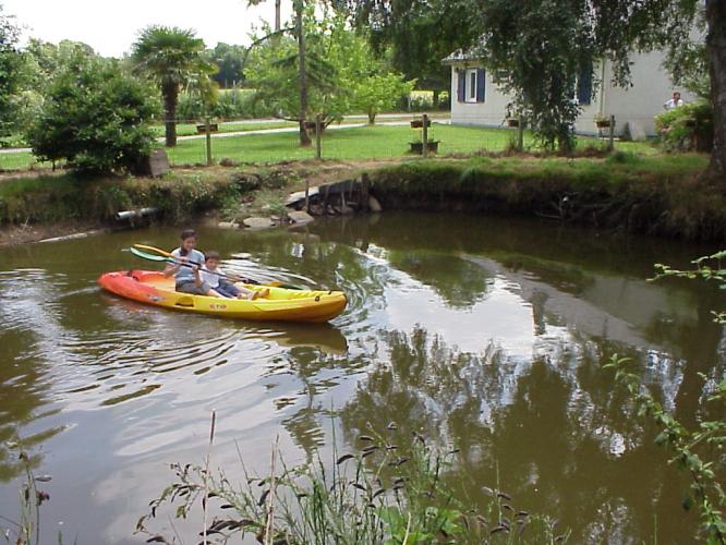 Petite balade en Kayak dans l'étang, photo contractuelle.