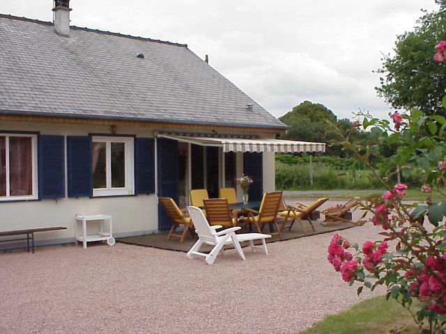 Terrasse en bois,auvent, avec tables et chaises en teck ,transats