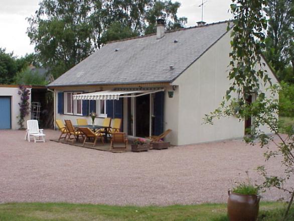 terrasse vue sous un autre angle, avec dépendances a ses cotés