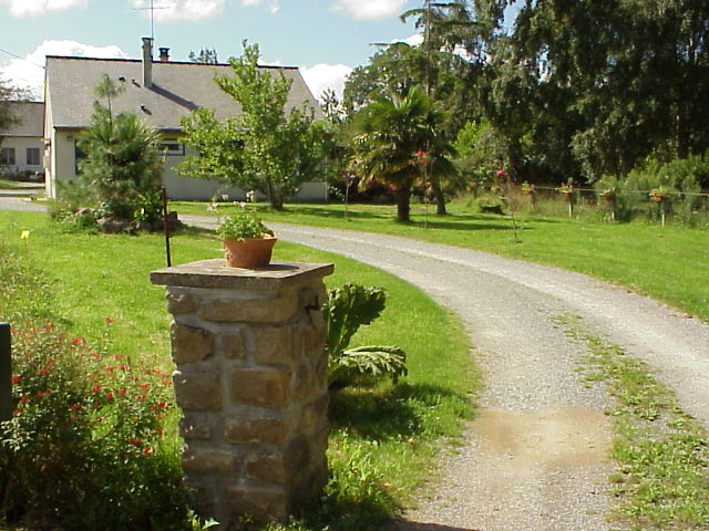 La propriété de vos vacances en bretagne vue de la route.